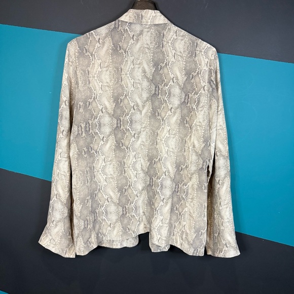 Babaton Aritzia 100% Silk Gray Snake Python Print Blazer size 6 Preppy - Picture 6 of 9